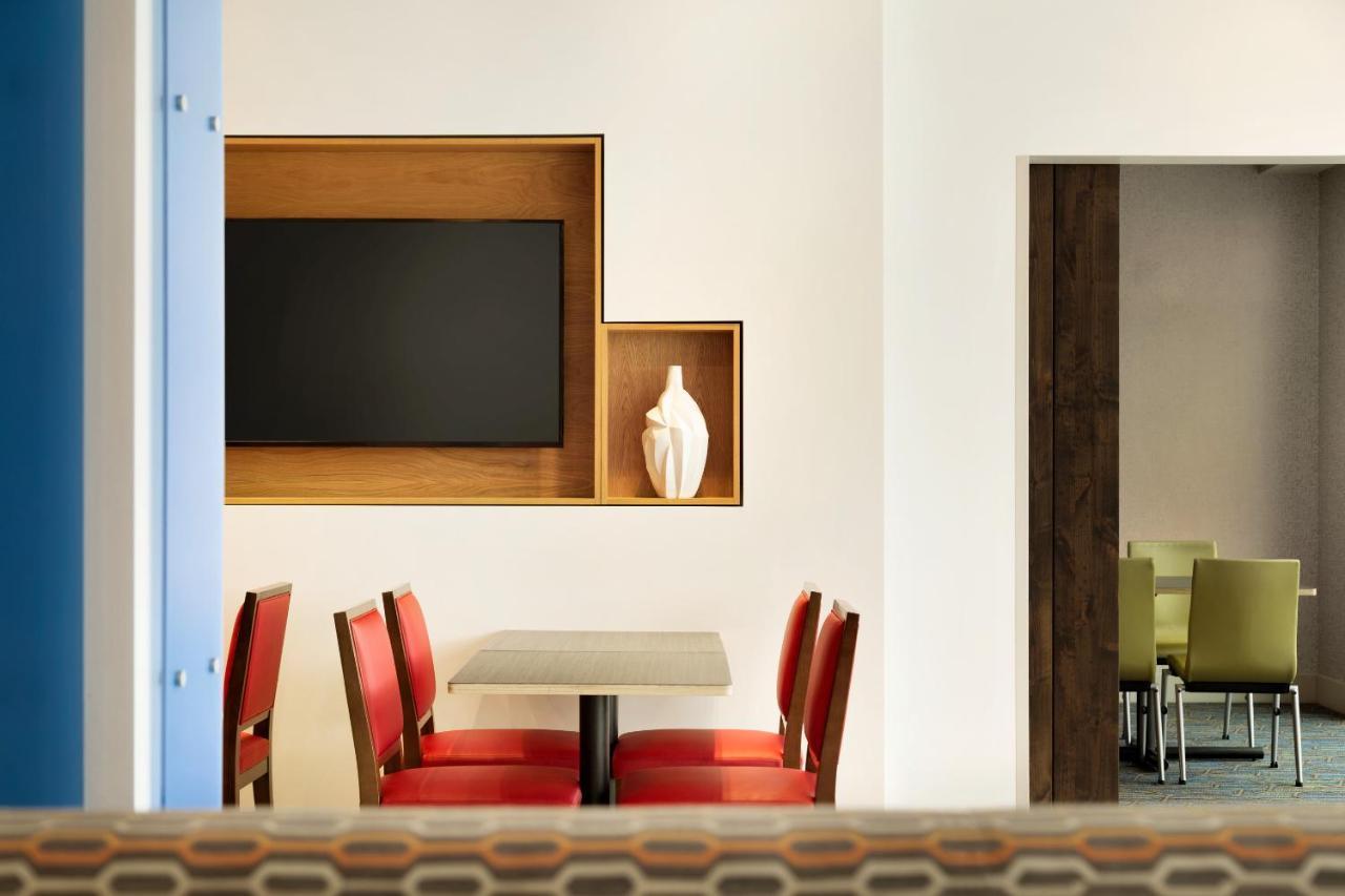 Holiday Inn Express & Suites - Milwaukee West Allis By Ihg Екстер'єр фото