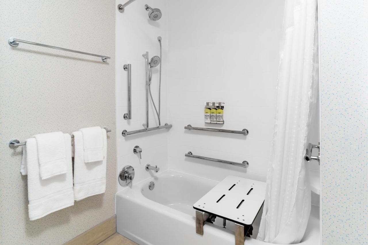 Holiday Inn Express & Suites - Milwaukee West Allis By Ihg Екстер'єр фото