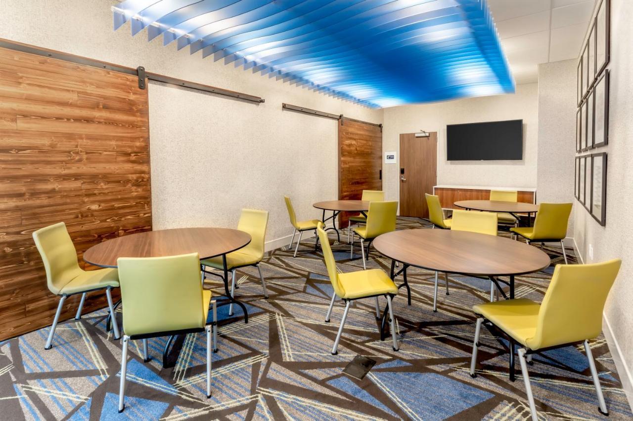 Holiday Inn Express & Suites - Milwaukee West Allis By Ihg Екстер'єр фото