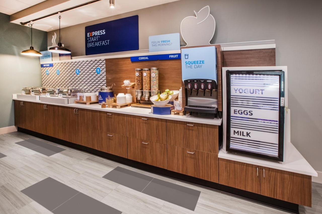 Holiday Inn Express & Suites - Milwaukee West Allis By Ihg Екстер'єр фото