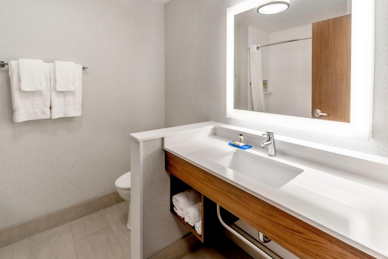 Holiday Inn Express & Suites - Milwaukee West Allis By Ihg Екстер'єр фото
